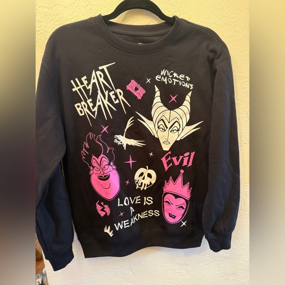 Black Disney Evil Villains Graphic Sweatshirt Women’s S
Pink White Heartbreaker
